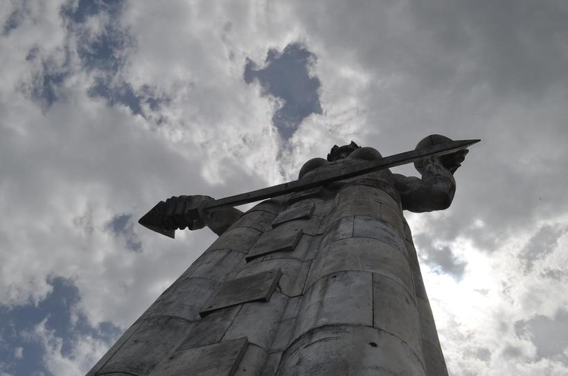 У подножья статуи чувствуешь себя пигмеем