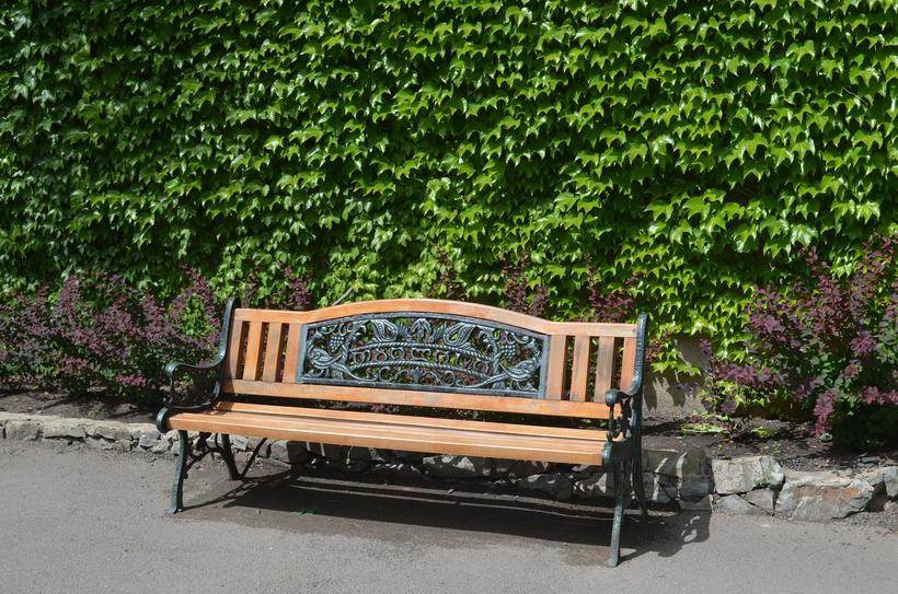 На таких скамейках отдыхать особенно приятно