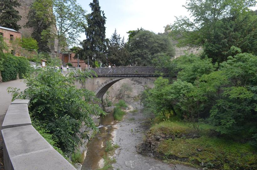 Западный вход в сад. Если изощриться, можно проскользнуть мимо контроля