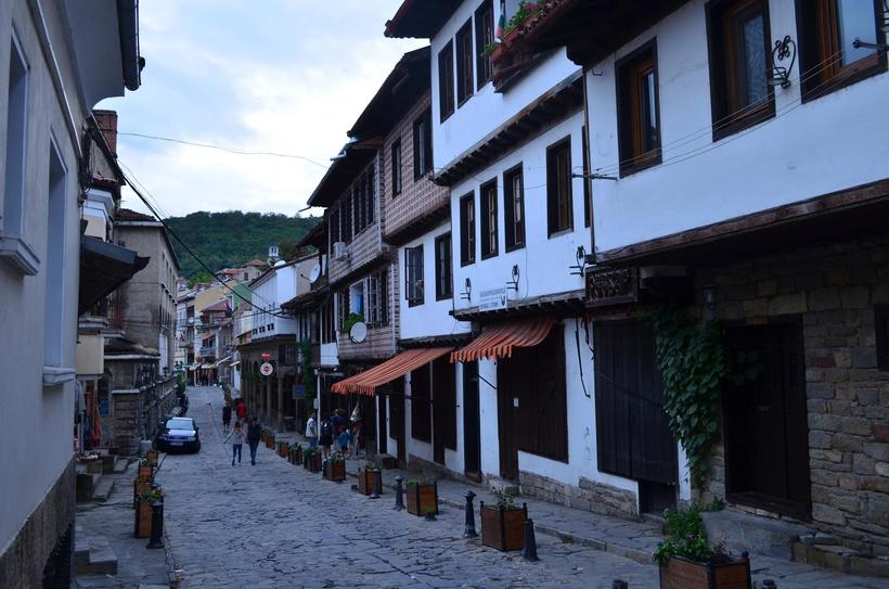 Самоводска Чаршия переполнена ресторанами и сувенирными магазинами