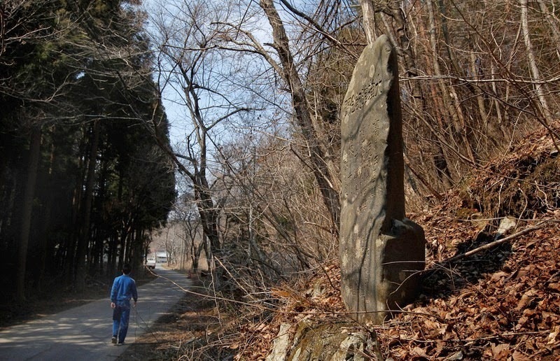 Мужчина проходит мимо камня в Анеоши, установленного несколько веков назад. Фото сделано 31 марта 2011 года, через 20 дней после землетрясения в Японии. Мужчина проходит мимо камня в Анеоши, установленного несколько веков назад. Фото сделано 31 марта 2011 года, через 20 дней после землетрясения в Японии.