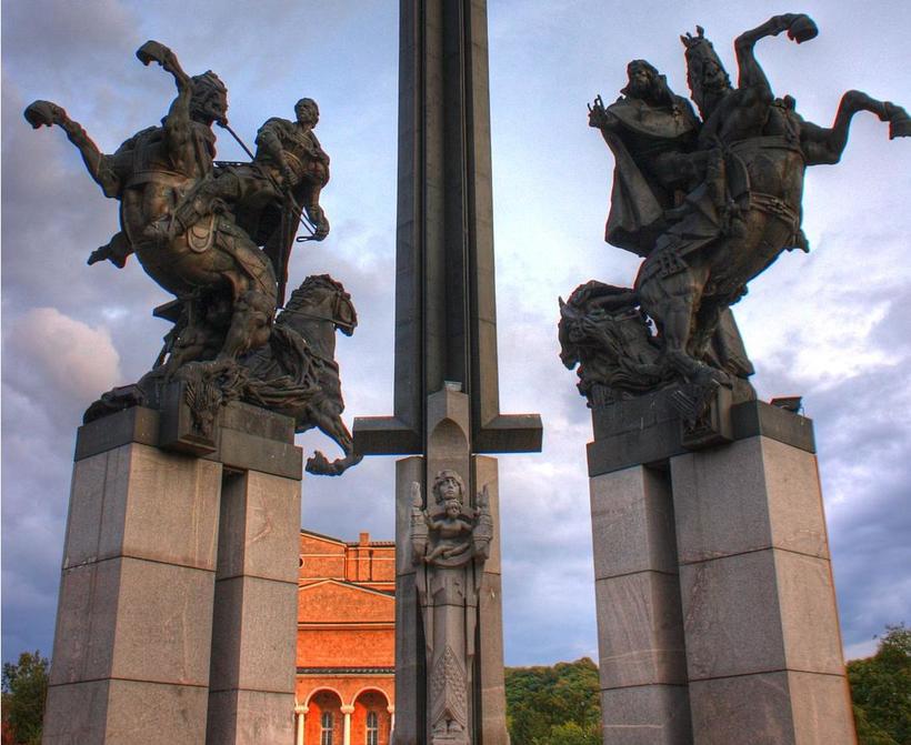 Вблизи памятник производит еще более сильное впечатление, чем издалека