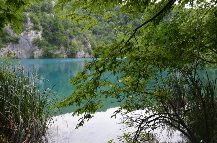 Приятно посидеть на берегу озера и поглазеть на пейзажи