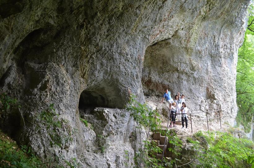 Вход в небольшую пещеру