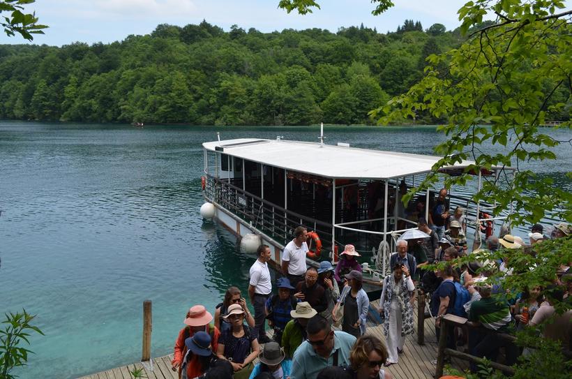 По озерам курсируют электрические лодки