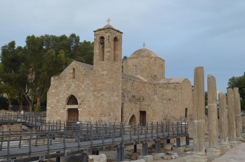 Церковь Агиа Кириаки. Рядом с ней обычные колонны, столп святого Павла находится в другом месте