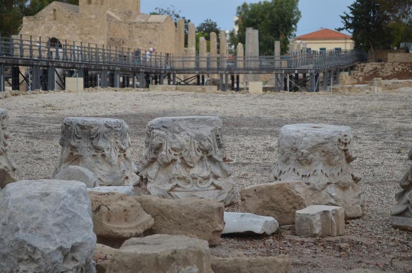 Над раскопанной археологами зоной для удобства туристов проложены мостки