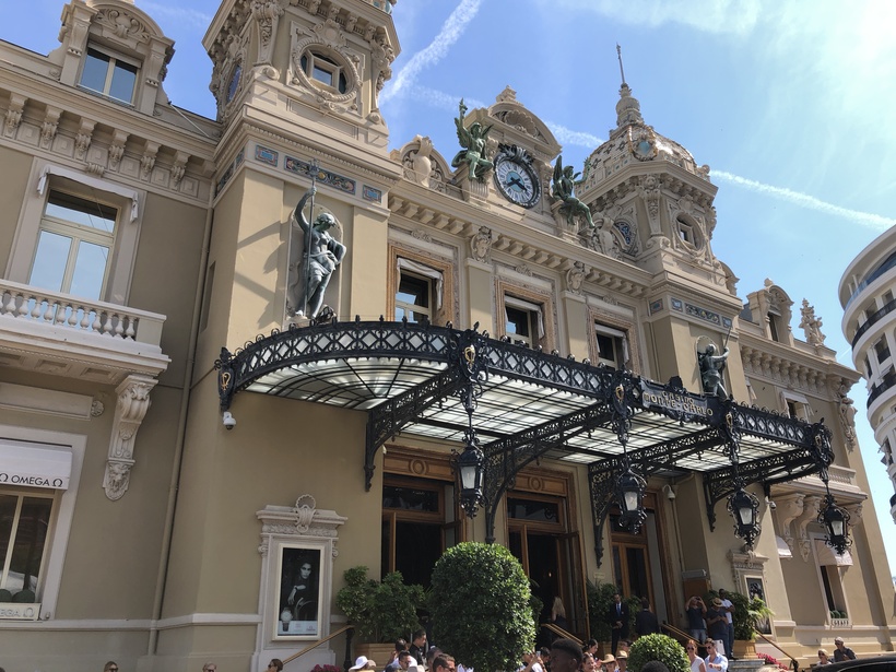 Главный вход в казино