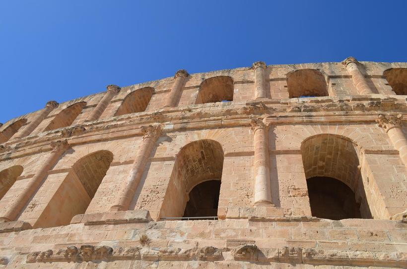 Сооружение поразительно огромное