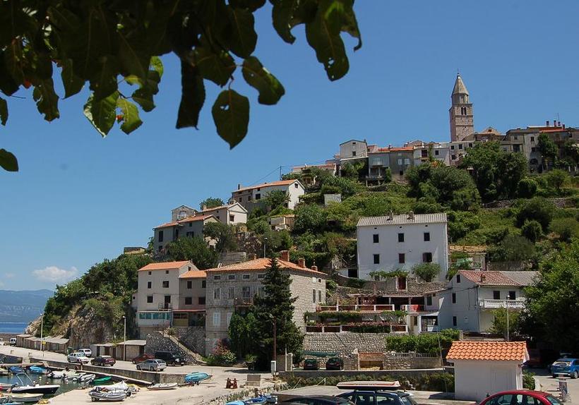 Городок занимает склоны горы
