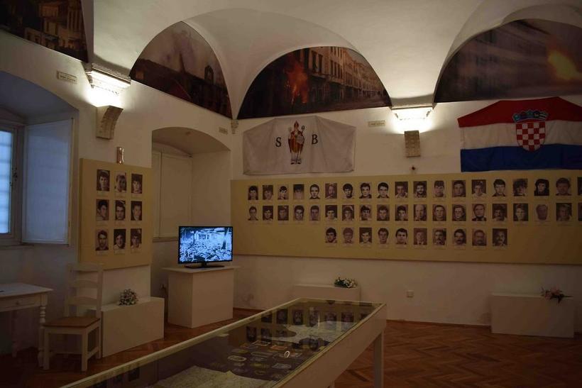 Внутри мемориальной комнаты размещены портреты погибших