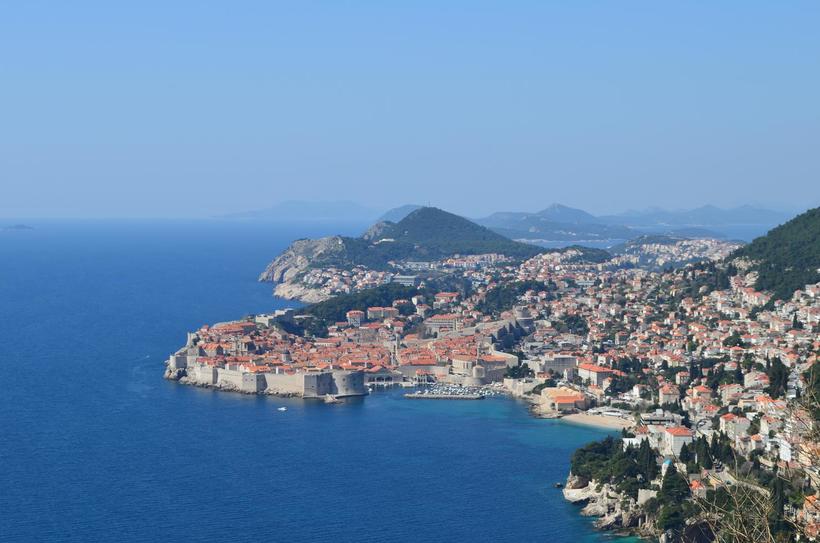 По Дубровнику можно стрелять с окружающих холмов на выбор