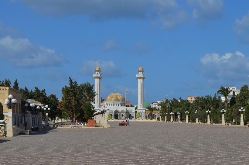 К мавзолею ведет широкая аллея