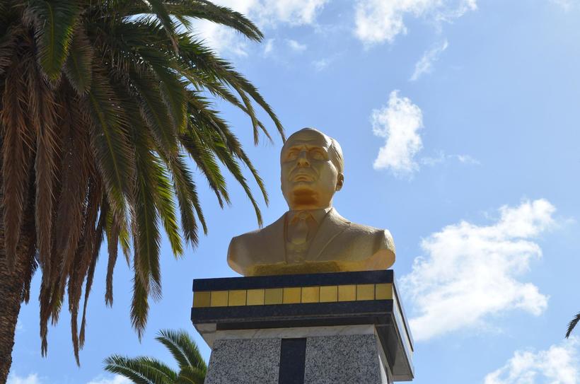 Президент Бургиба сурово смотрит на тунисцев, недовольных сносом кладбища