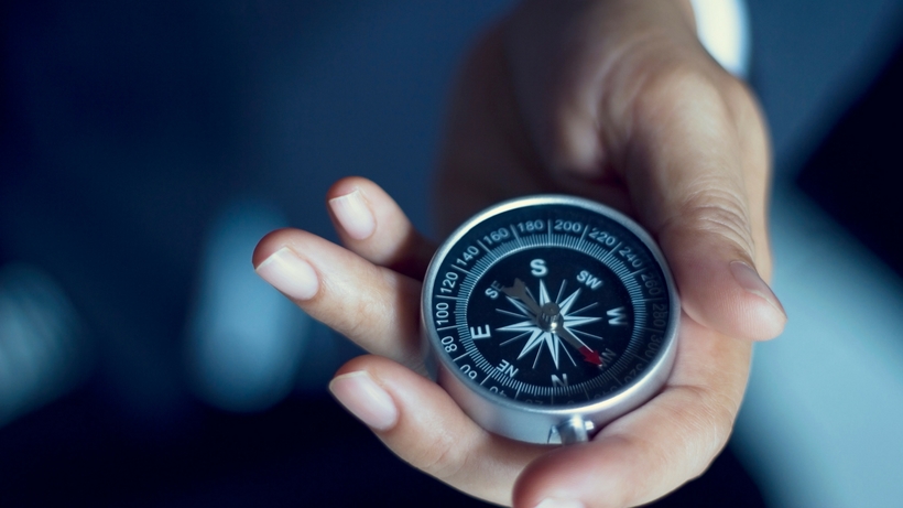 Компас в руке