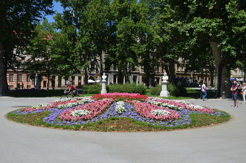 Даже короткий отдых в красивом парке сразу прибавляет сил