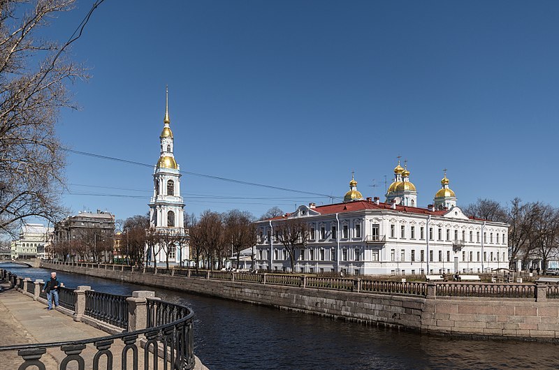 Вдали видна колокольня собора. На ближних скамейках можно устроить пикник