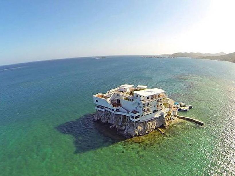 Блог - Райский отель, построенный на скале посреди моря Райский отель, построенный на скале посреди моря