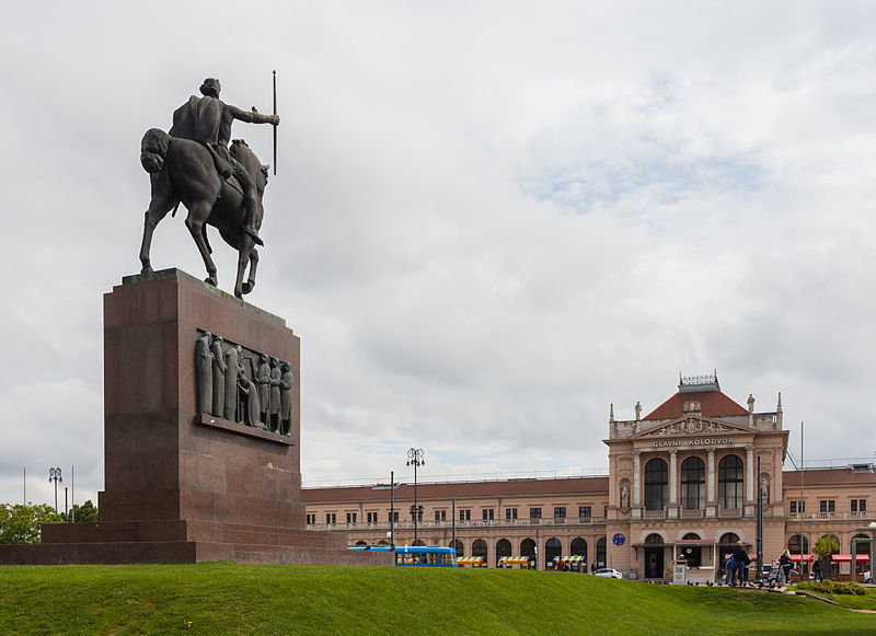 Памятник обращен лицом к вокзалу