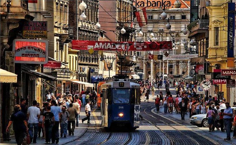 На улице царит живая атмосфера