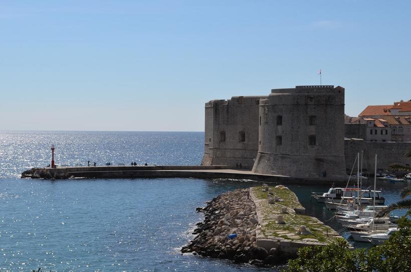 Раньше молы и маяк отсутствовали, их построили сравнительно недавно