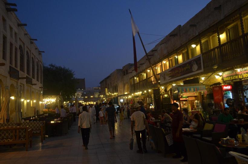 Ночью на рынке больше людей, чем днем