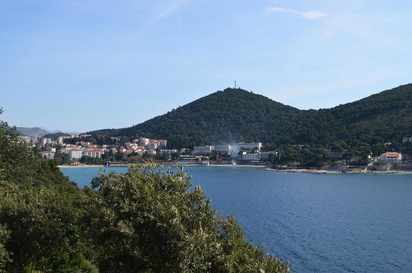 Вид на отели и самый популярный пляж пляж полуострова Лапад