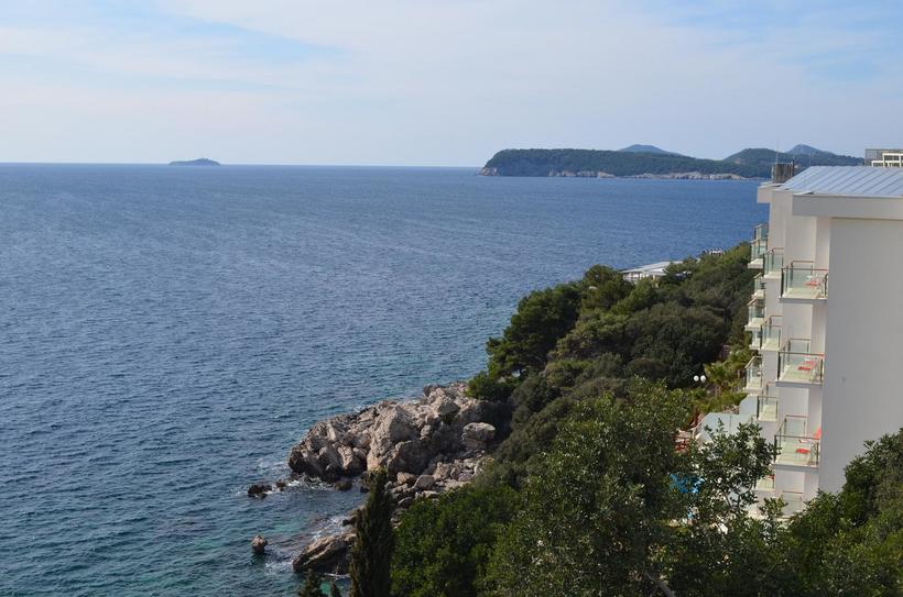 Один из красивых обрывов на полуострове Лапад