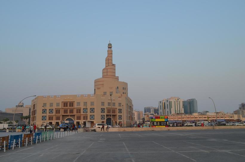 Фанар прекрасно смотрится в центре Дохи