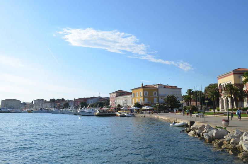 Пореч прекрасно смотрится и в воды, и с суши