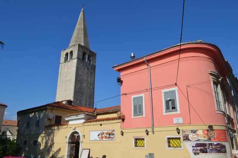 Старинные дома перемежаются памятниками архитектуры