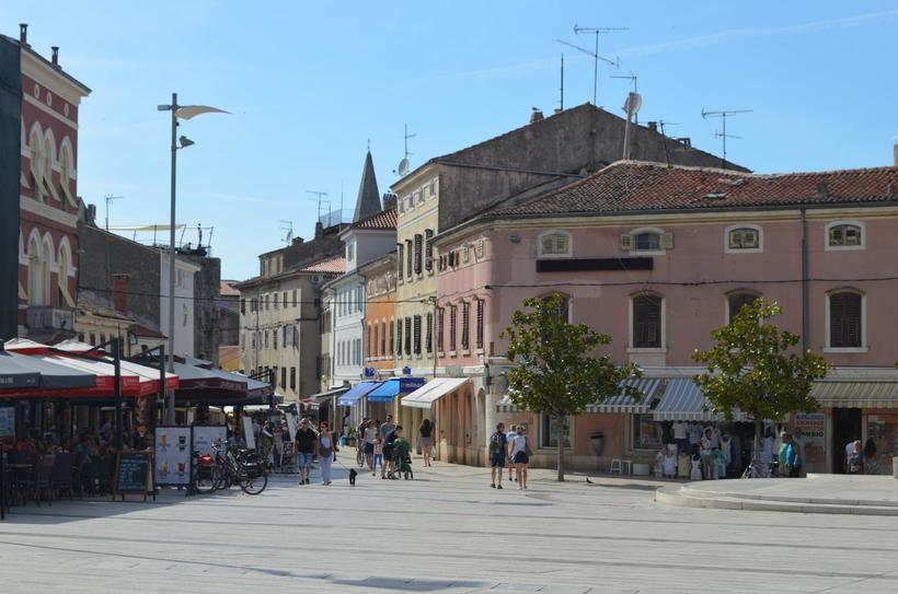 Улица уходит в глубину старых кварталов