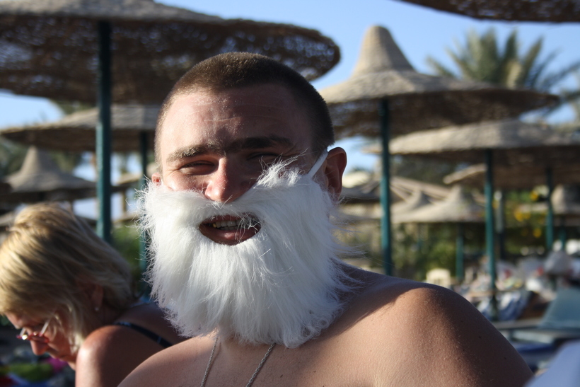 Отдыхающий с бородой деда мороза