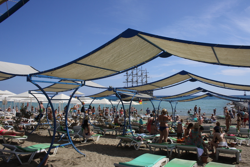 Отдыхающие на пляже в Алании в мае
