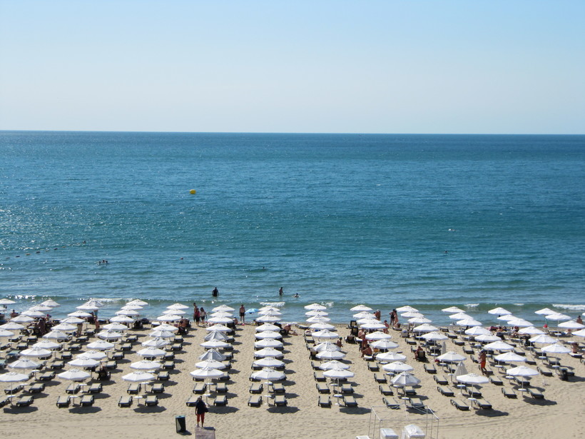 Пляж курорта Солнечный берег