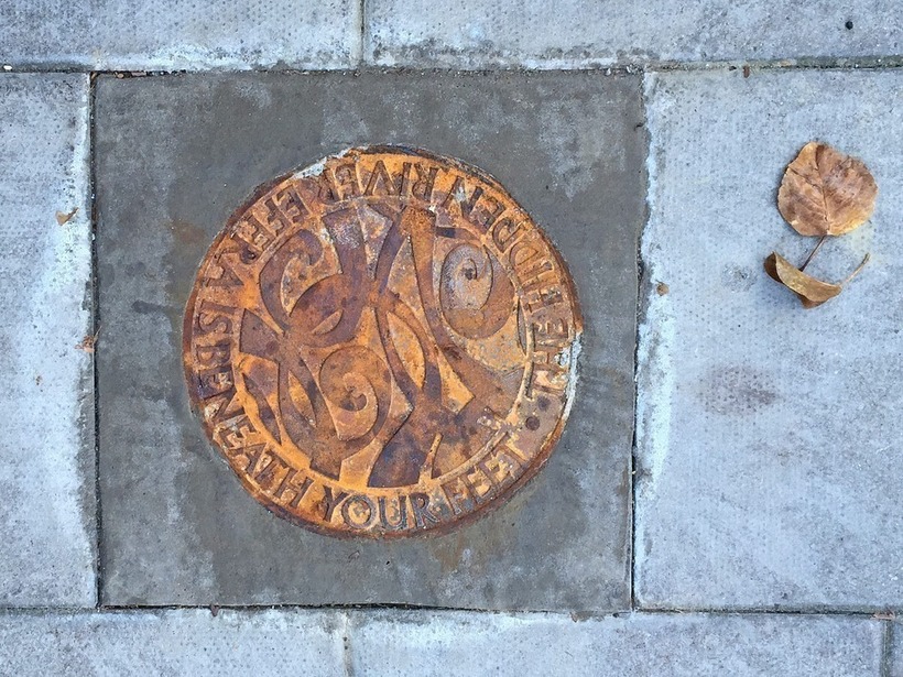 Мемориальная доска на улице Джипси-роуд гласит: «Скрытая река Эффра под вашими ногами»