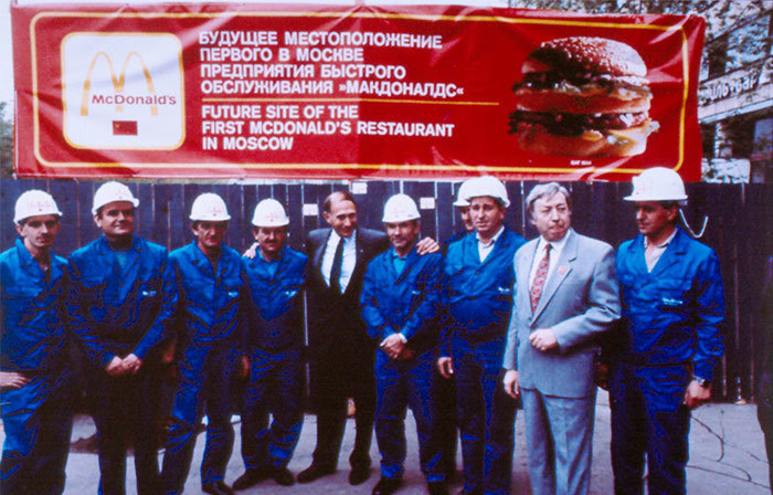 Блог - Эпические фото о том, как в Москве в 1990 году открылся первый McDonald’s Эпические фото о том, как в Москве в 1990 году открылся первый McDonald’s