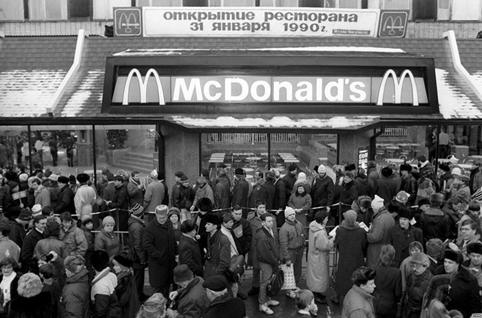 Блог - Эпические фото о том, как в Москве в 1990 году открылся первый McDonald’s Эпические фото о том, как в Москве в 1990 году открылся первый McDonald’s