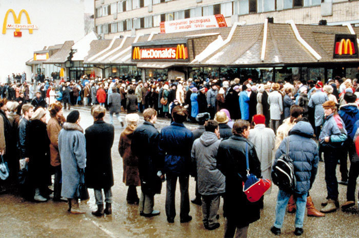 Блог - Эпические фото о том, как в Москве в 1990 году открылся первый McDonald’s Эпические фото о том, как в Москве в 1990 году открылся первый McDonald’s