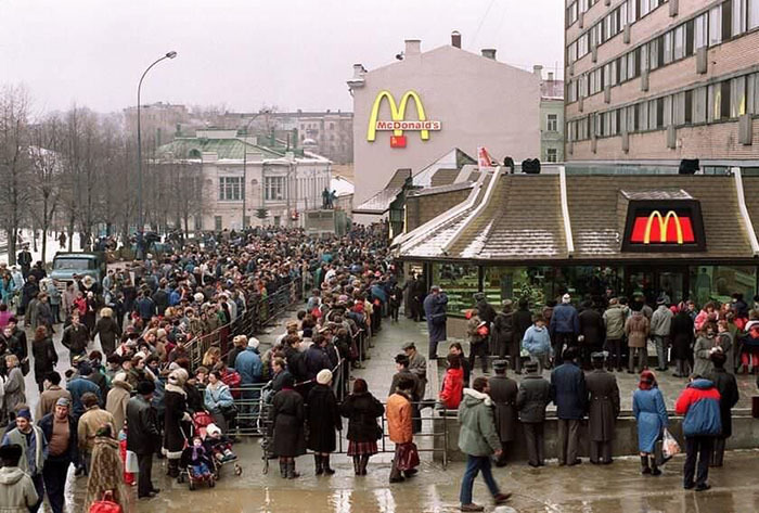 Блог - Эпические фото о том, как в Москве в 1990 году открылся первый McDonald’s Эпические фото о том, как в Москве в 1990 году открылся первый McDonald’s