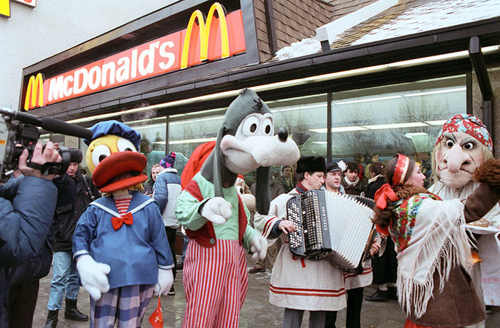 Блог - Эпические фото о том, как в Москве в 1990 году открылся первый McDonald’s Эпические фото о том, как в Москве в 1990 году открылся первый McDonald’s