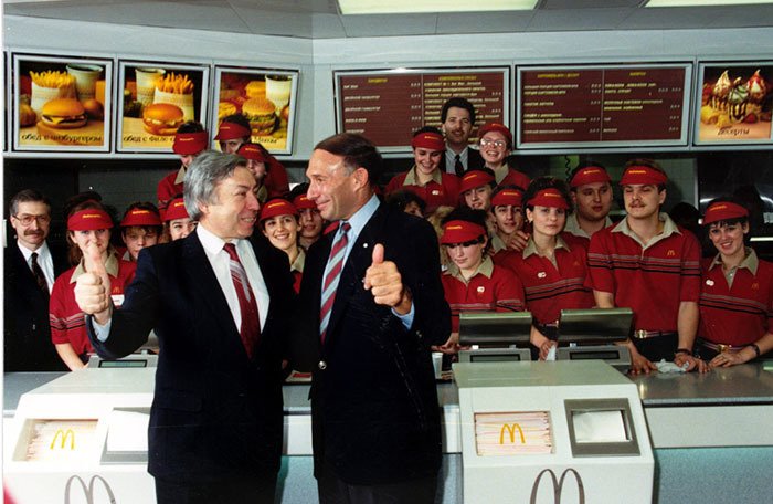 Блог - Эпические фото о том, как в Москве в 1990 году открылся первый McDonald’s Эпические фото о том, как в Москве в 1990 году открылся первый McDonald’s