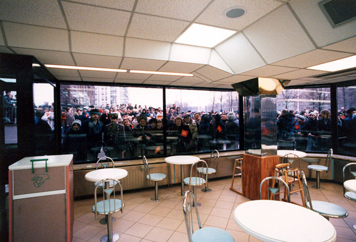Блог - Эпические фото о том, как в Москве в 1990 году открылся первый McDonald’s Эпические фото о том, как в Москве в 1990 году открылся первый McDonald’s