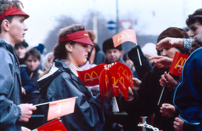 Блог - Эпические фото о том, как в Москве в 1990 году открылся первый McDonald’s Эпические фото о том, как в Москве в 1990 году открылся первый McDonald’s