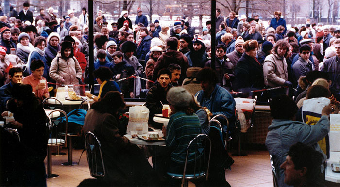 Блог - Эпические фото о том, как в Москве в 1990 году открылся первый McDonald’s Эпические фото о том, как в Москве в 1990 году открылся первый McDonald’s