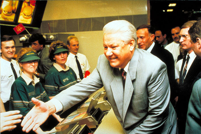 Блог - Эпические фото о том, как в Москве в 1990 году открылся первый McDonald’s Эпические фото о том, как в Москве в 1990 году открылся первый McDonald’s