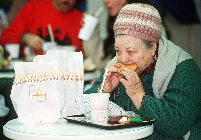 Блог - Эпические фото о том, как в Москве в 1990 году открылся первый McDonald’s Эпические фото о том, как в Москве в 1990 году открылся первый McDonald’s