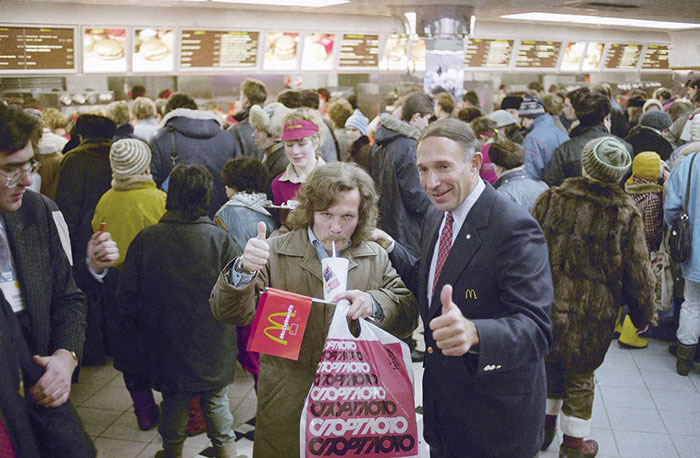 Блог - Эпические фото о том, как в Москве в 1990 году открылся первый McDonald’s Эпические фото о том, как в Москве в 1990 году открылся первый McDonald’s
