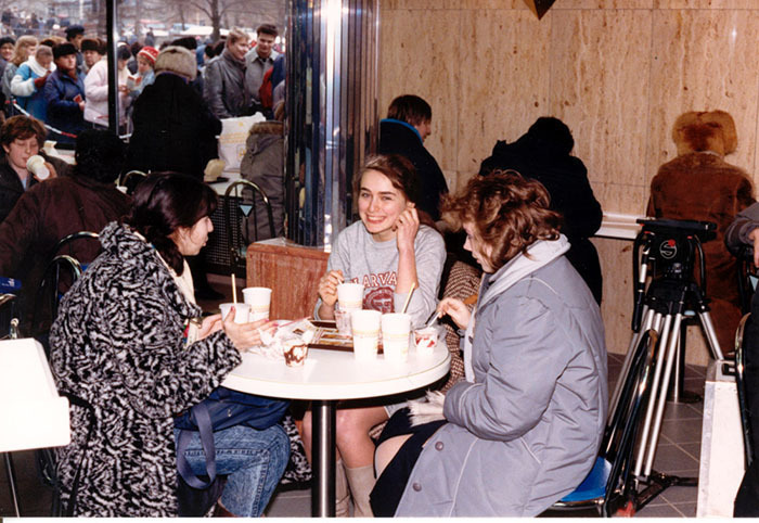 Блог - Эпические фото о том, как в Москве в 1990 году открылся первый McDonald’s Эпические фото о том, как в Москве в 1990 году открылся первый McDonald’s
