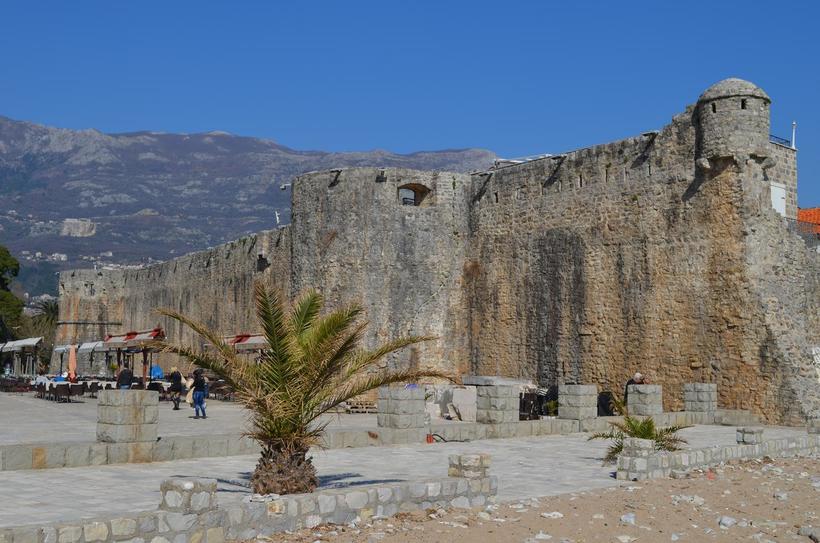 Грозные стены Будвы